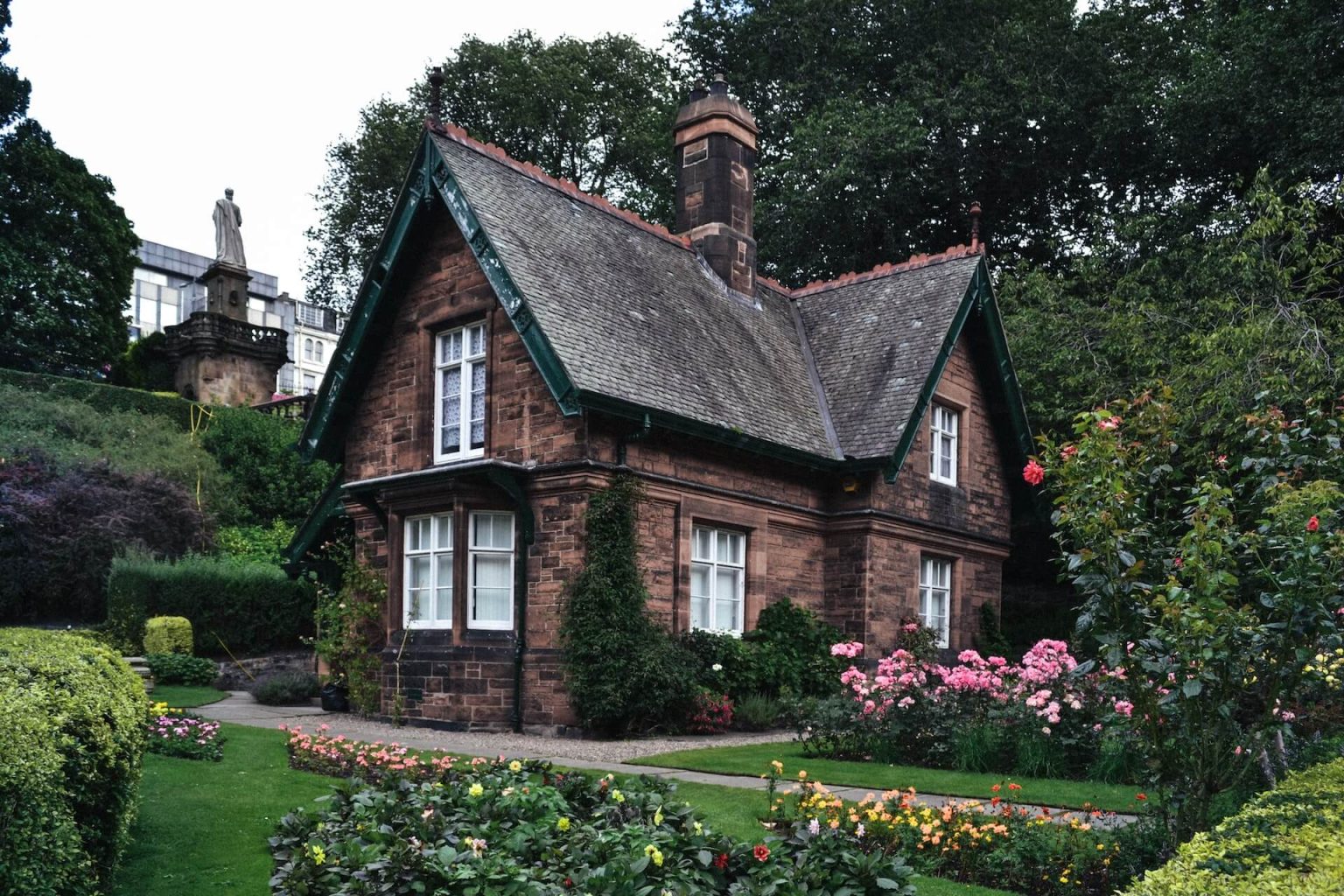How To Become A Professional House Sitter [For Newbies!]