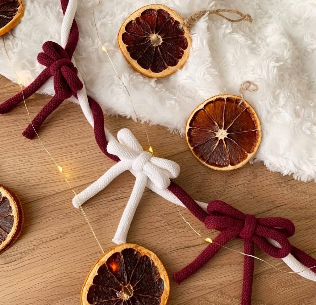 FESTIVE CHRISTMAS DECORATIONS