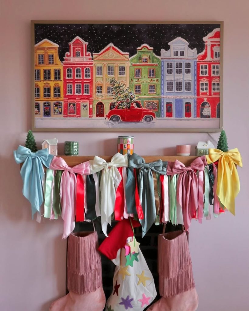 FESTIVE CHRISTMAS DECORATIONS