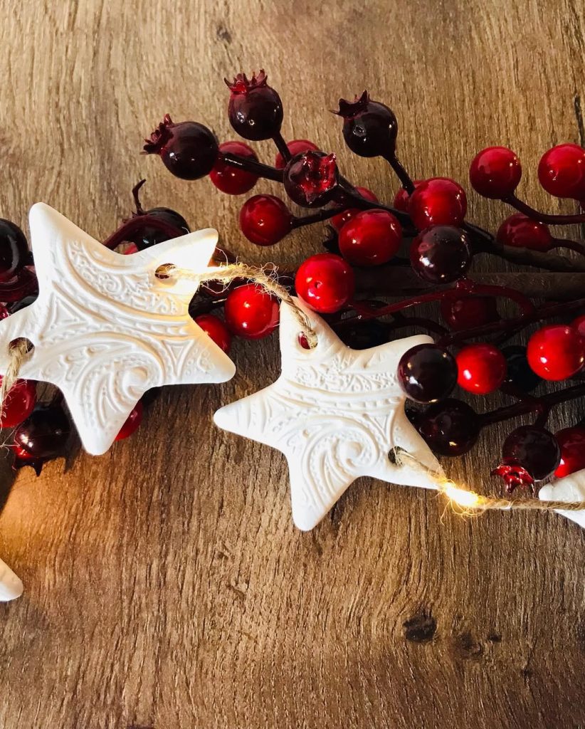 FESTIVE CHRISTMAS DECORATIONS