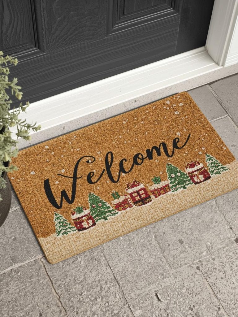 FESTIVE CHRISTMAS DECORATIONS