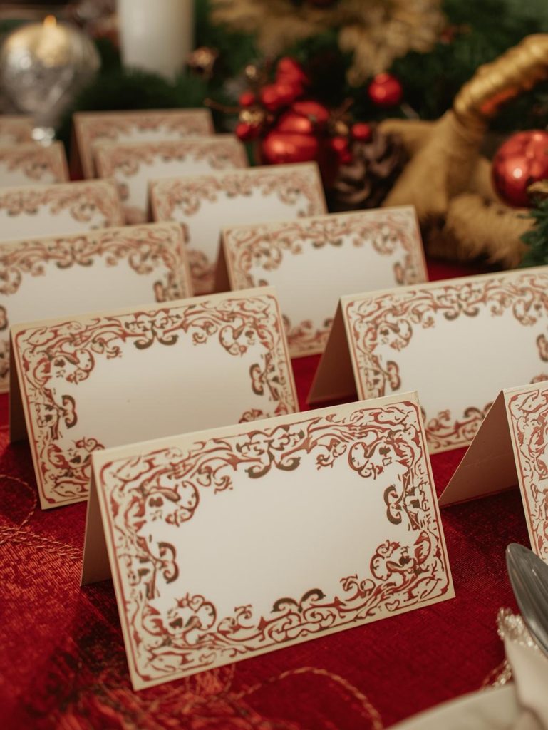 FESTIVE CHRISTMAS DECORATIONS