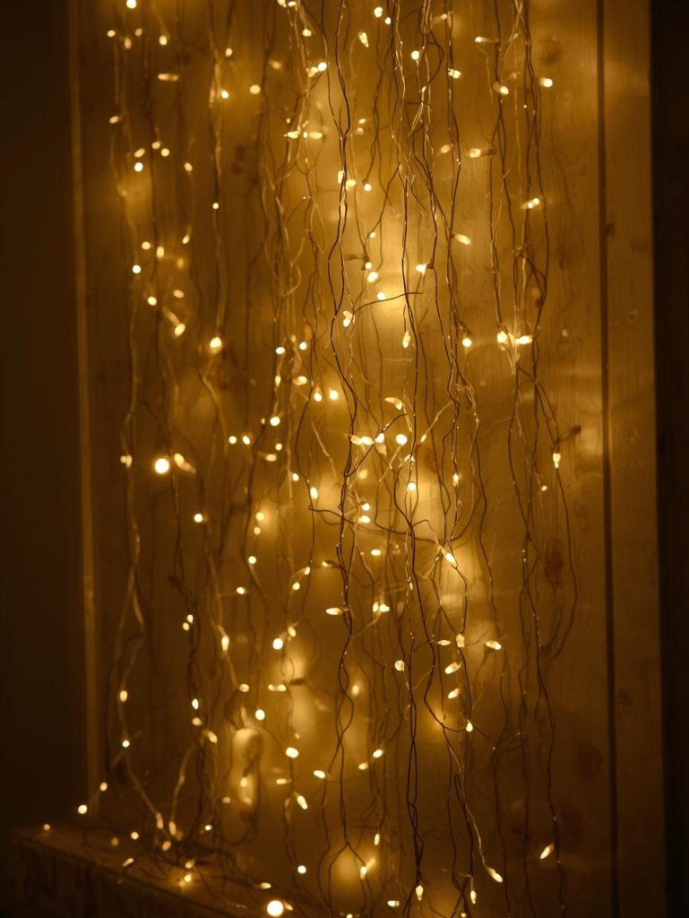 FESTIVE CHRISTMAS DECORATIONS